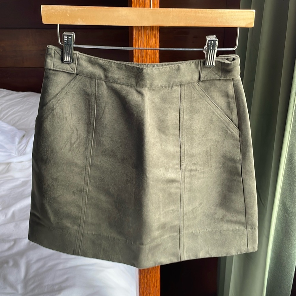 Banana Republic Moss Green Vegan Suede Skirt 0 Pockets Adjustable Waist Buttons
